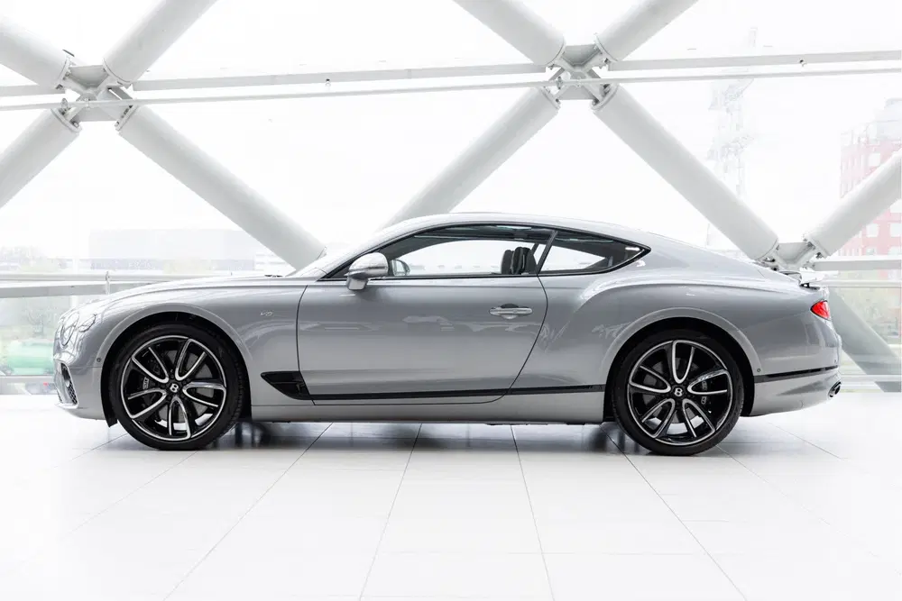 Bentley Continental GT V8 uit 2022, foto 6