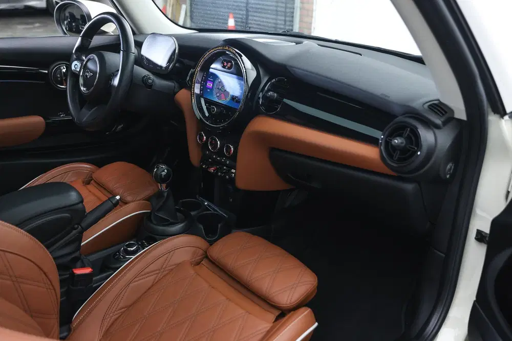 Mini Hatchback One Classic uit 2022, foto 10