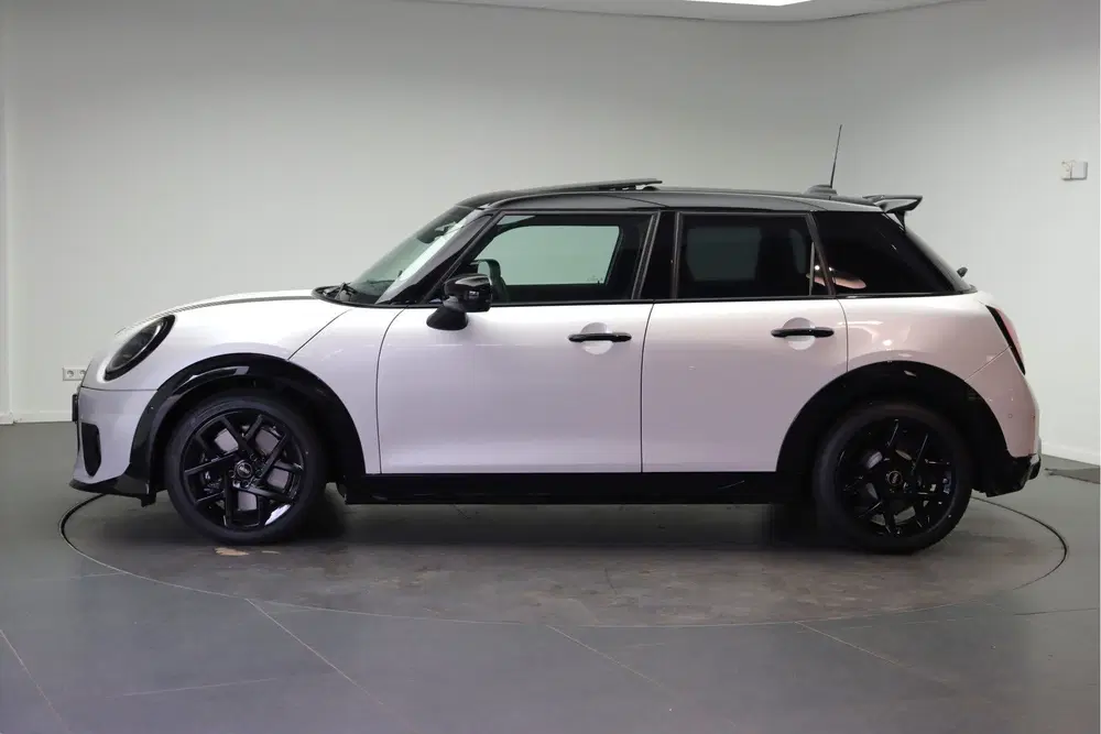 Mini Hatchback Cooper C Automaat uit 2026, foto 2