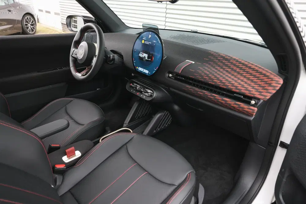 Mini Hatchback Cooper E uit 2025, foto 8