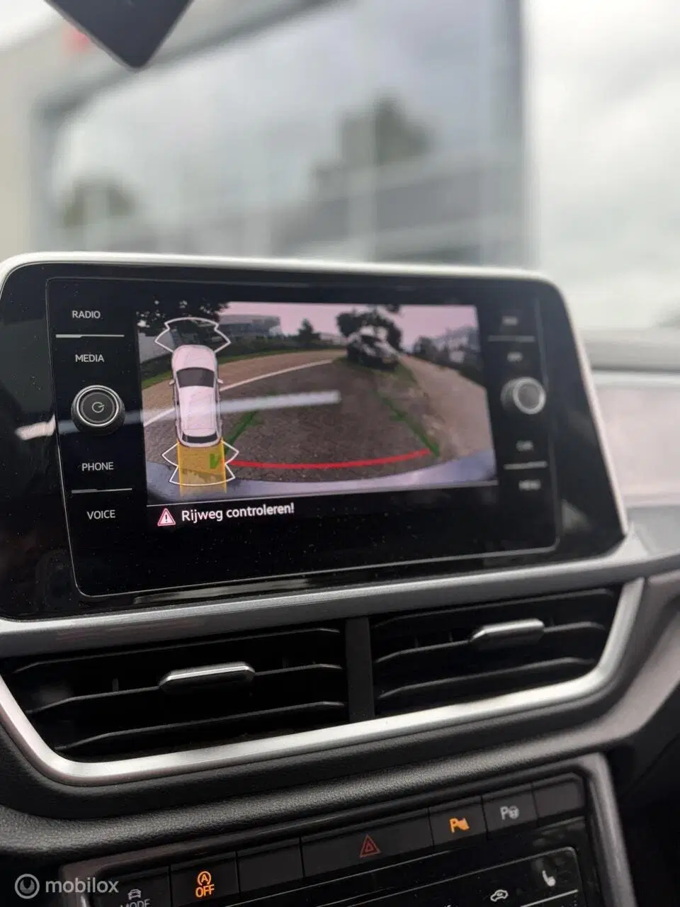 Volkswagen T-Roc 1.5 TSI DSG PANO IQ LANE KEYLESS TREKHAAK uit 2023, foto 8