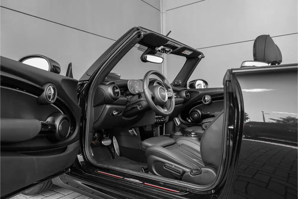 Mini Cabrio 2.0 John Cooper Works HUD H&K ACC Stuurwie uit 2022, foto 2