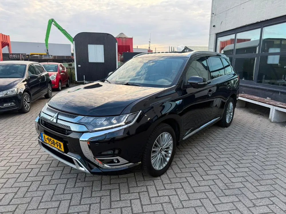 Mitsubishi Outlander 2.4 PHEV S-Edition 2019 Zwart 224pk uit 2019, foto 4