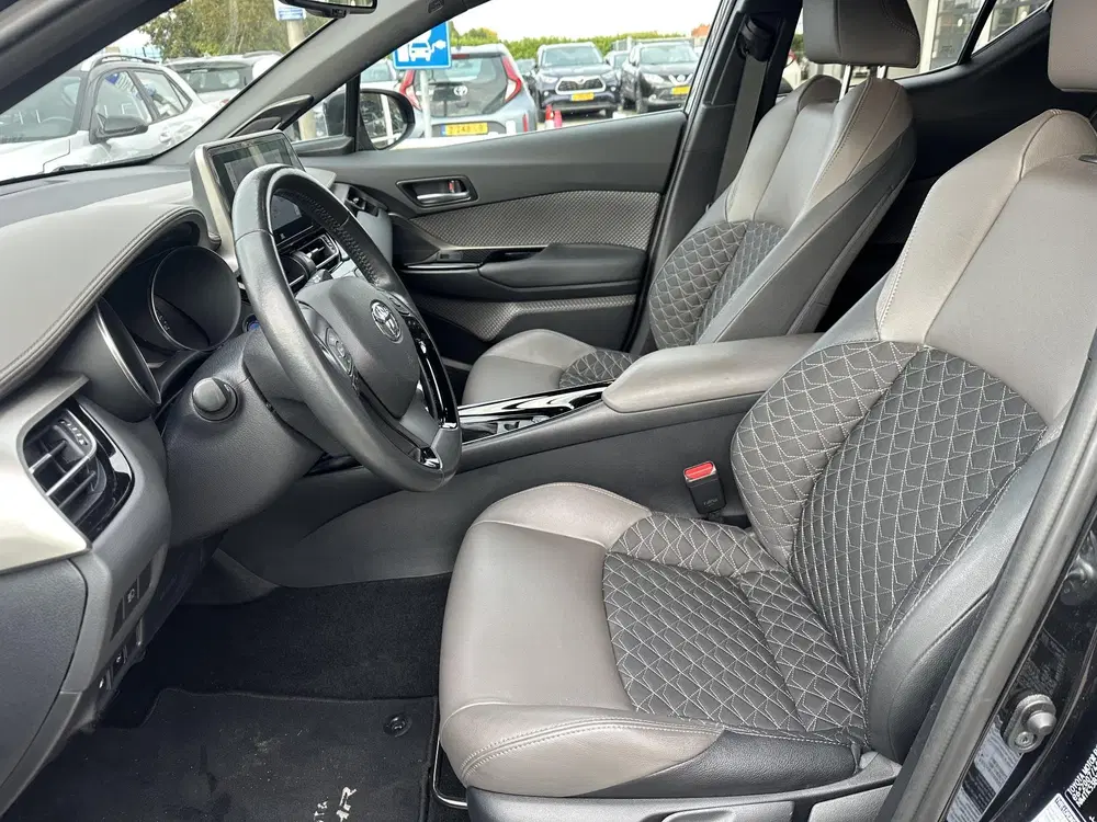 Toyota C-HR 2.0 Hybrid Executive uit 2022, foto 2