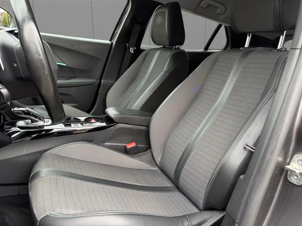 Peugeot 2008 1.2 Allure Pack Automaat uit 2022, foto 2