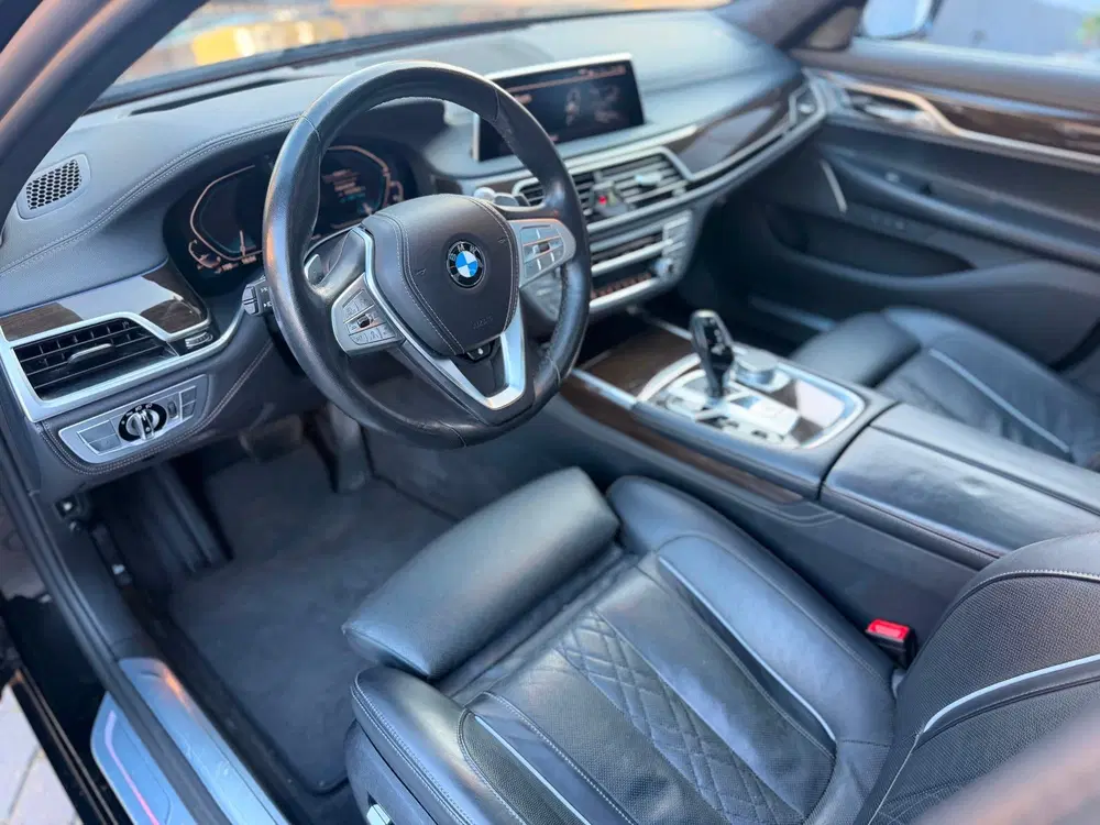 BMW 7-serie 745e uit 2021, foto 2