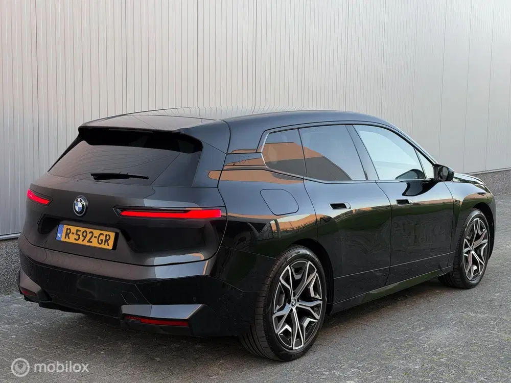 BMW iX xDrive40 uit 2022, foto 15