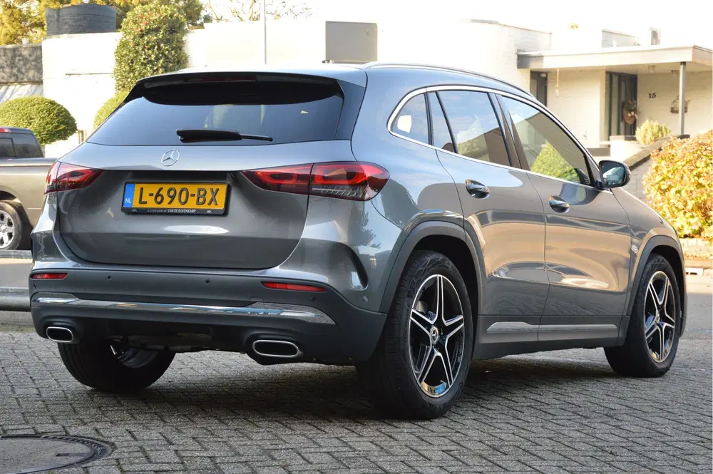 Mercedes-Benz GLA GLA 200 AMG Line PANORAMADAK uit 2020, foto 3