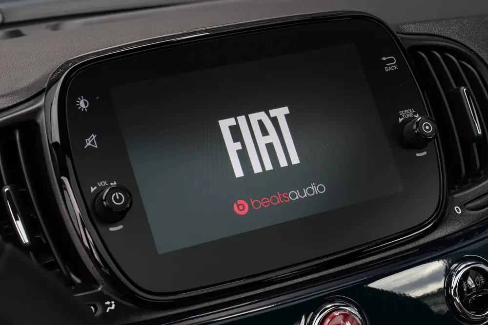 Fiat 500 1.0 Hybrid Dolcevita Navi Pano Beats audio uit 2022, foto 14