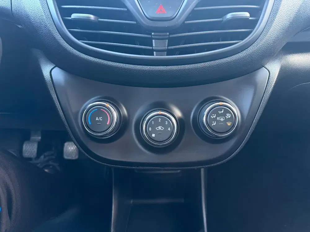 Opel Karl 1.0 ecoFLEX 120 Jaar Edition uit 2019, foto 10