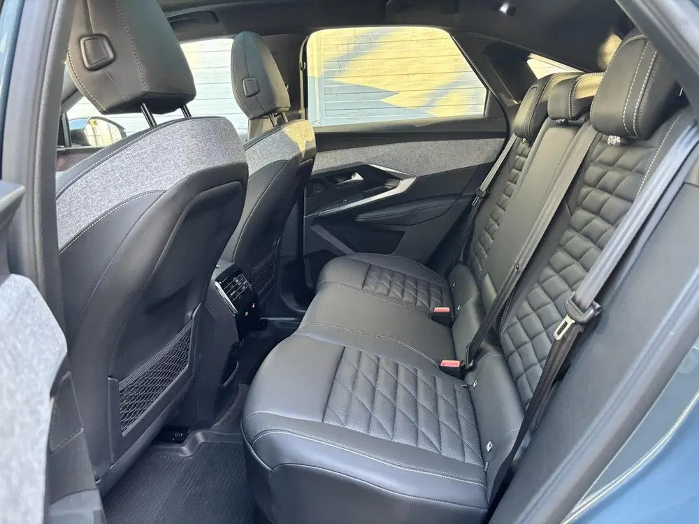 Peugeot 3008 GT Avantage 73kWh 210pk uit 2024, foto 13