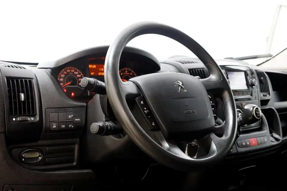 Peugeot Boxer 330 2.2 BlueHDi 140pk L1H1 Premium Airco uit 2020, foto 13