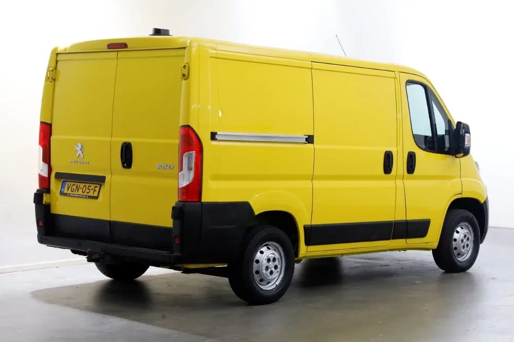 Peugeot Boxer 330 2.2 BlueHDi 140pk L1H1 Premium Airco uit 2020, foto 2