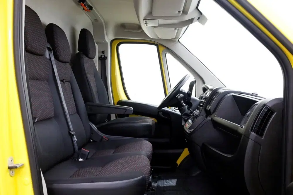 Peugeot Boxer 330 2.2 BlueHDi 140pk L1H1 Premium Airco uit 2020, foto 3