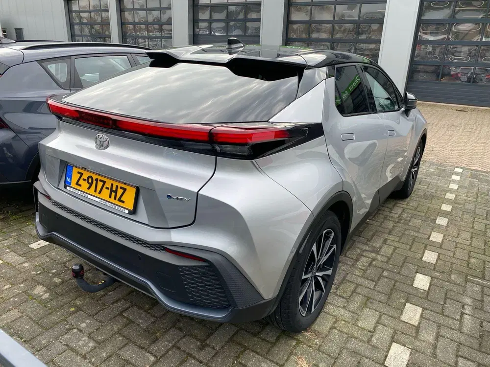 Toyota C-HR 1.8 Hybrid 140 First Edition BI-TONE 360° uit 2024, foto 2