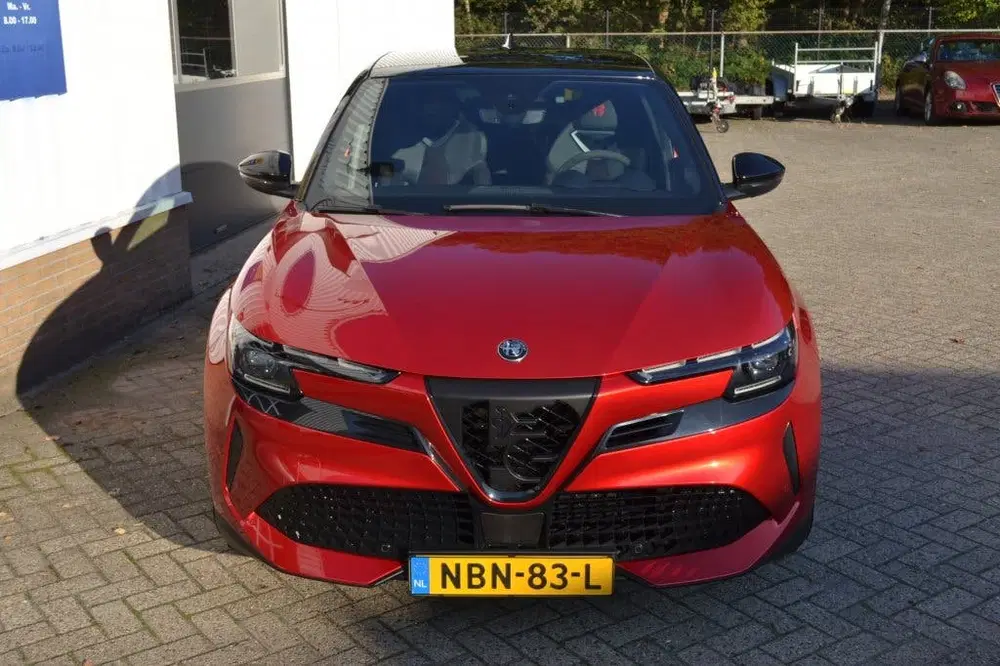 Alfa Romeo Junior Elet. Veloce 54 kWh uit 2025, foto 2