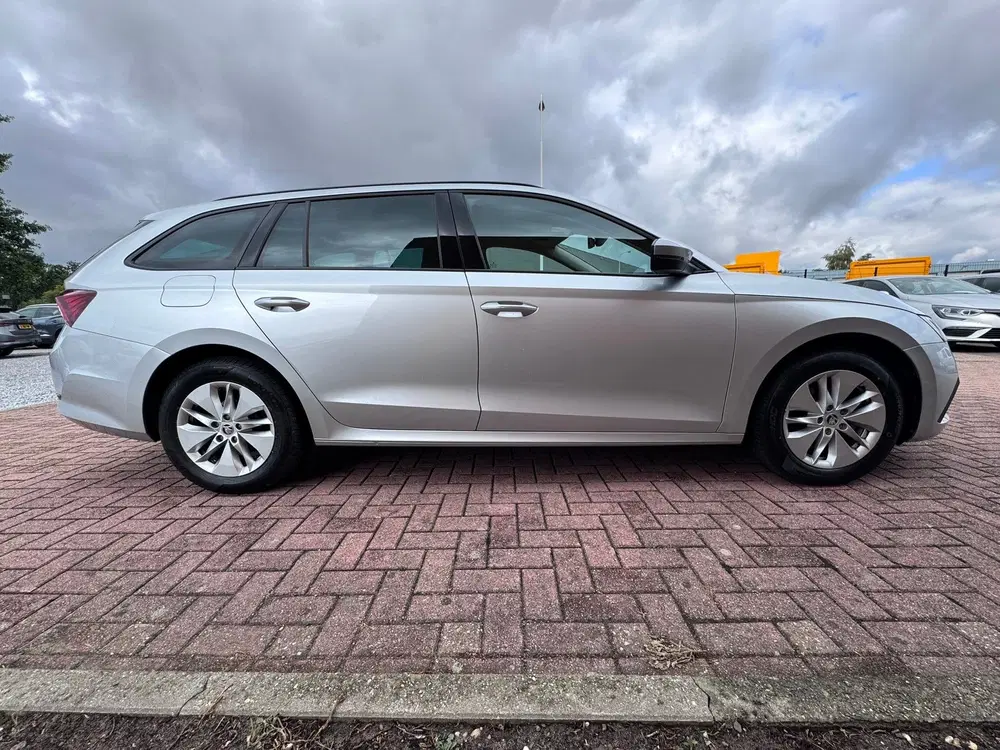 Skoda Octavia 1.0 TSI Business Edition uit 2022, foto 4