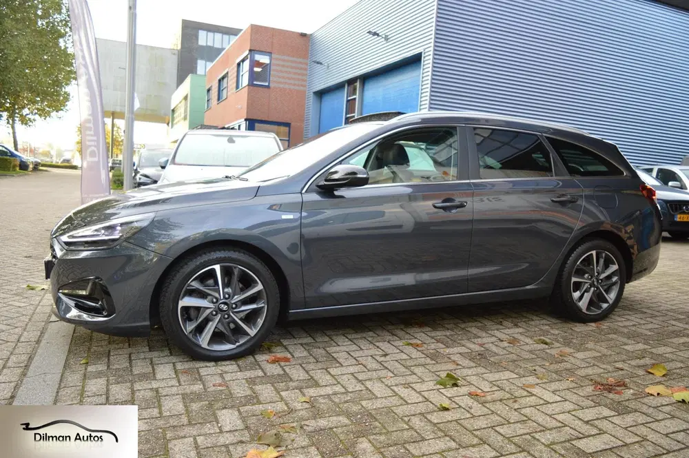 Hyundai i30 1.5 T-GDi MHEV Premium uit 2022, foto 4