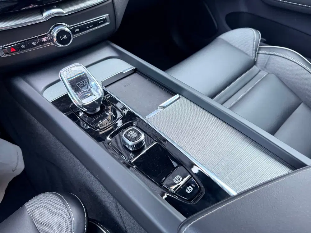 Volvo XC60 2.0 T6 Plug-in hybrid AWD Plus Black Editi uit 2025, foto 11
