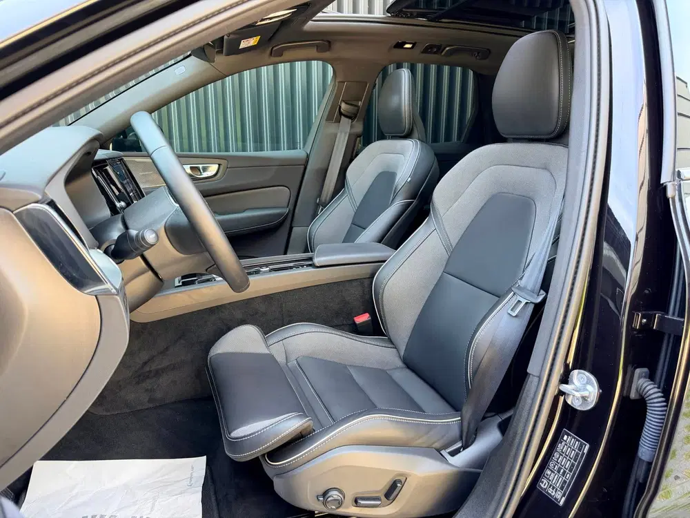 Volvo XC60 2.0 T6 Plug-in hybrid AWD Plus Black Editi uit 2025, foto 4