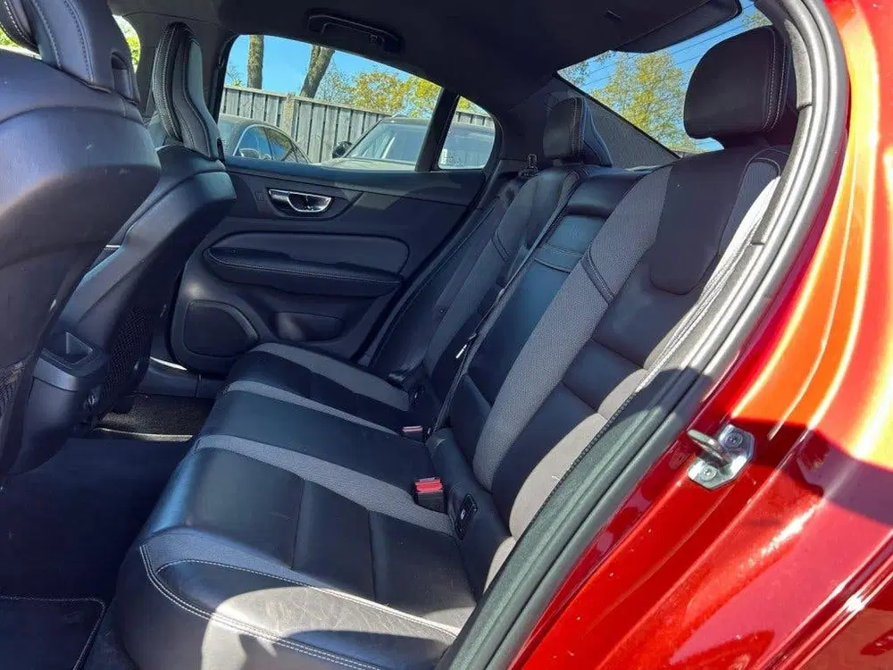 Volvo S60 2.0 T5 R Design uit 2019, foto 11