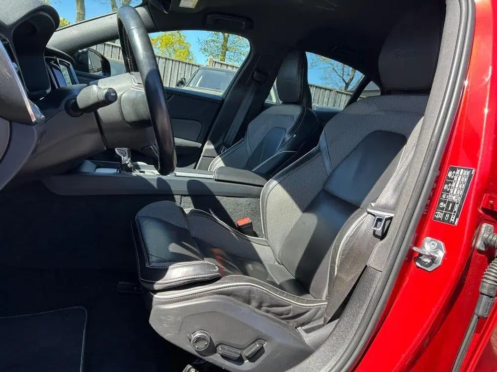 Volvo S60 2.0 T5 R Design uit 2019, foto 12