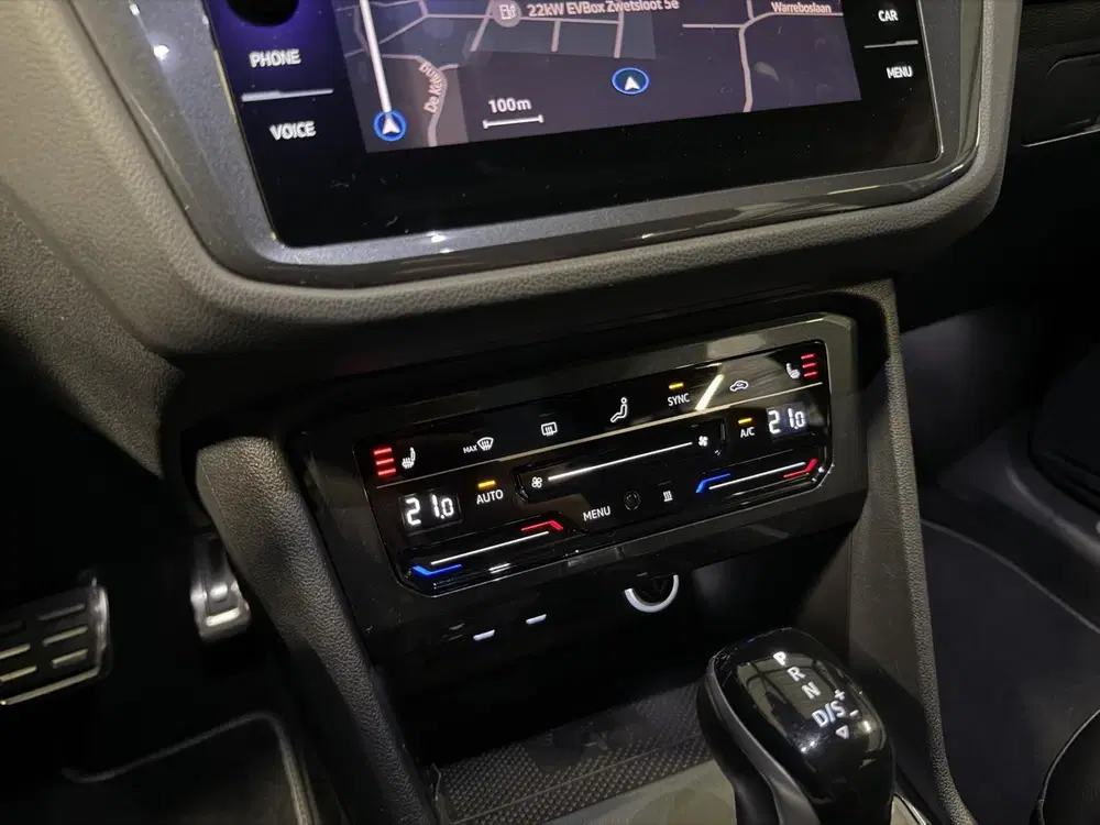 Volkswagen Tiguan 1.5 TSI R-Line Pano Head-up Trekhaak VOL uit 2021, foto 15