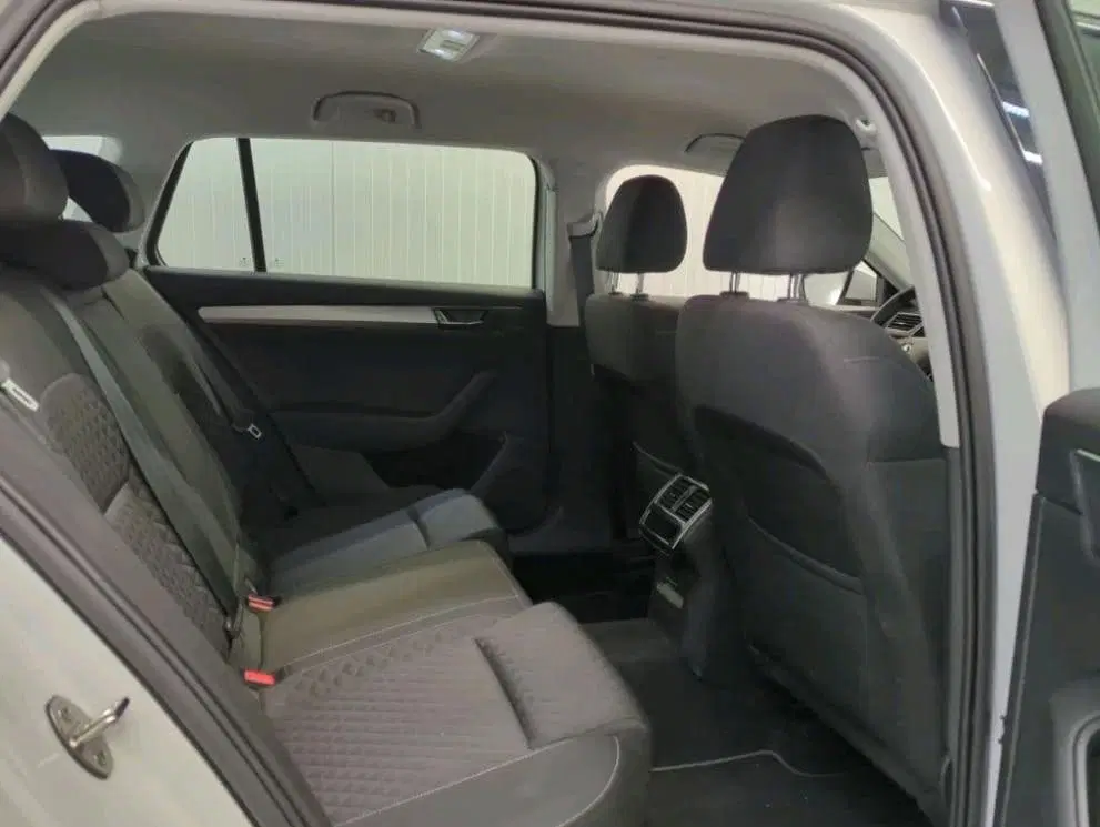 Skoda Superb 1.5 TSI 150PK Automaat Business Edition uit 2024, foto 6