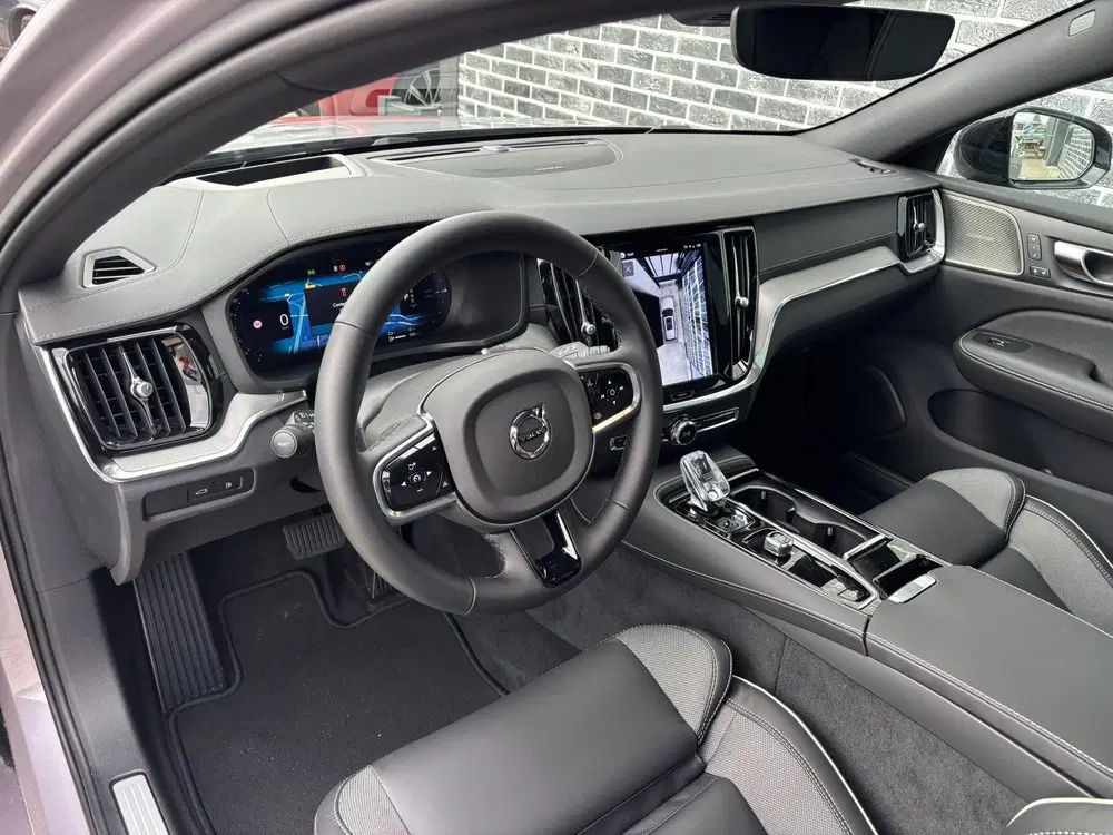 Volvo V60 T6 Plug-in hybrid AWD Ultra Dark uit 2026, foto 2