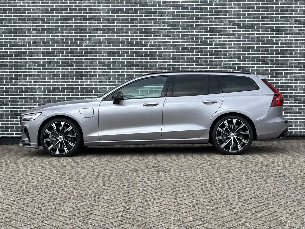 Volvo V60 T6 Plug-in hybrid AWD Ultra Dark uit 2026, foto 4