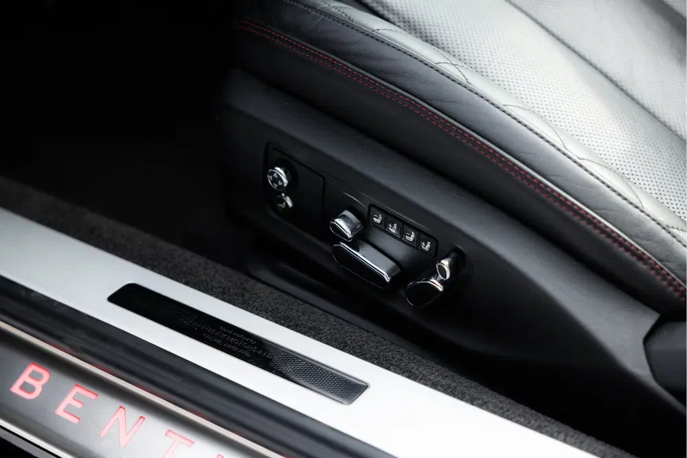 Bentley Continental GTC 4.0 V8 uit 2022, foto 11