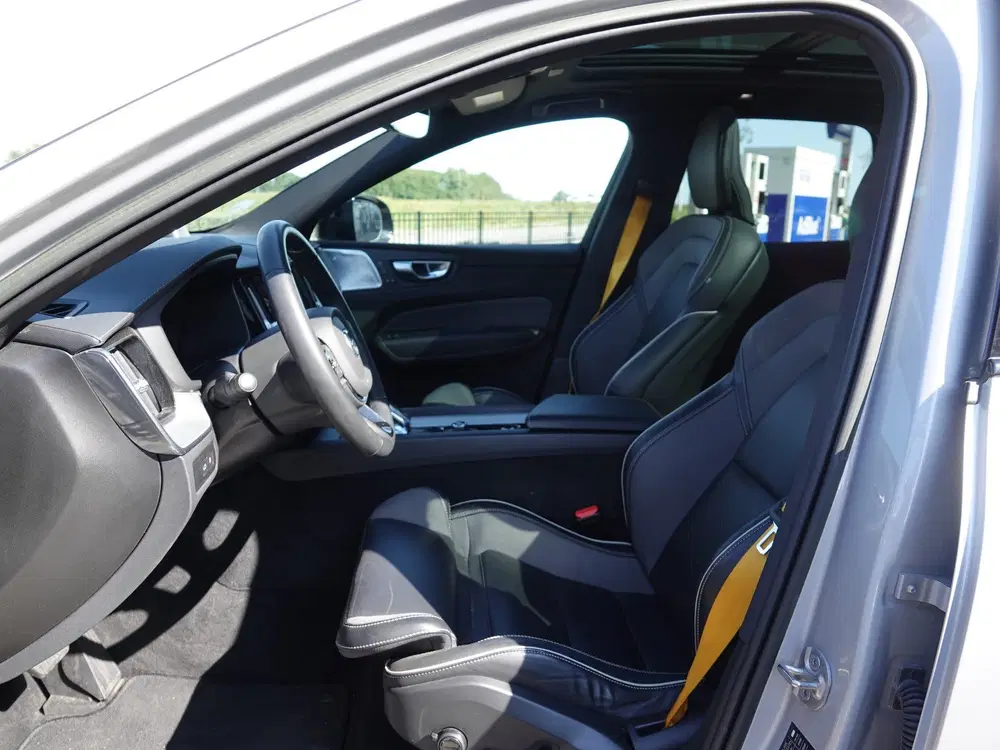 Volvo XC60 2.0 T8 PHEV AWD Polestar Engineered B&W uit 2023, foto 6