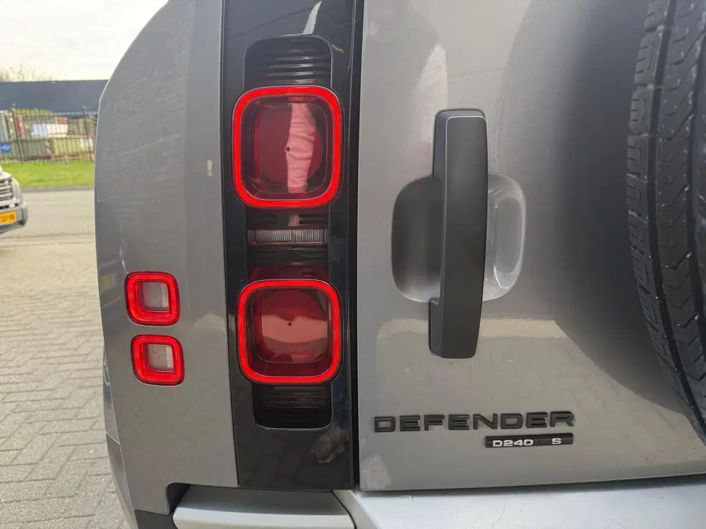 Land Rover Defender 2.0 D240 110 S uit 2020, foto 11