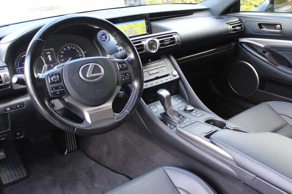 Lexus RC 300h Luxury Line uit 2020, foto 2