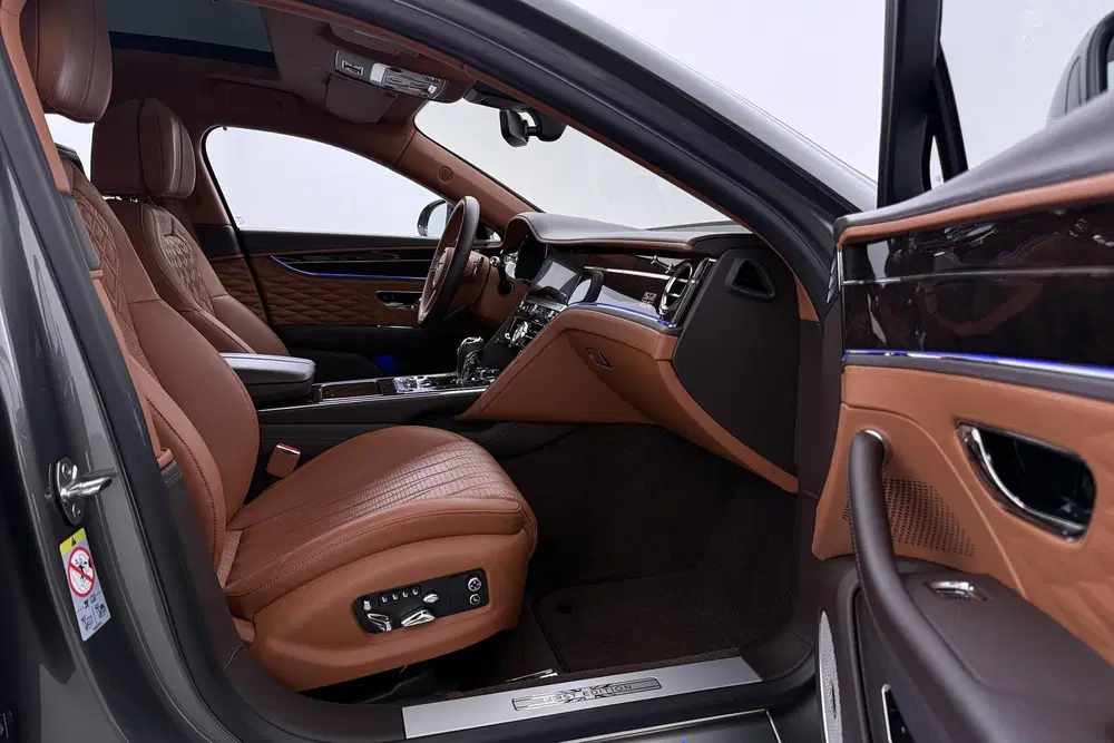Bentley Flying Spur 6.0 W12 First Edition uit 2020, foto 5