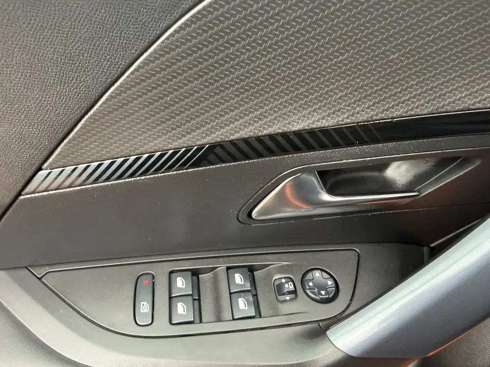 Peugeot 2008 1.2 PureTech Allure uit 2020, foto 11