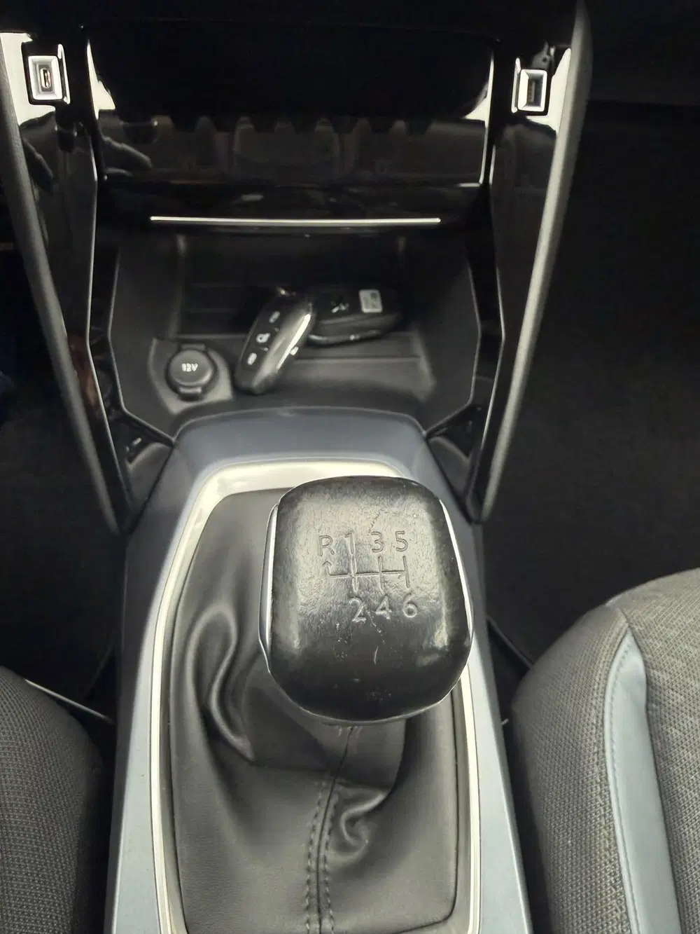 Peugeot 2008 1.2 PureTech Allure uit 2020, foto 15