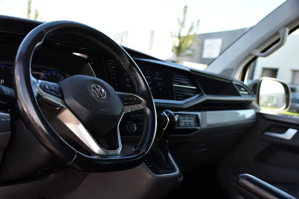 Volkswagen Transporter 2.0 TDI L2H1 30 DC Caravelle Virtual uit 2020, foto 2