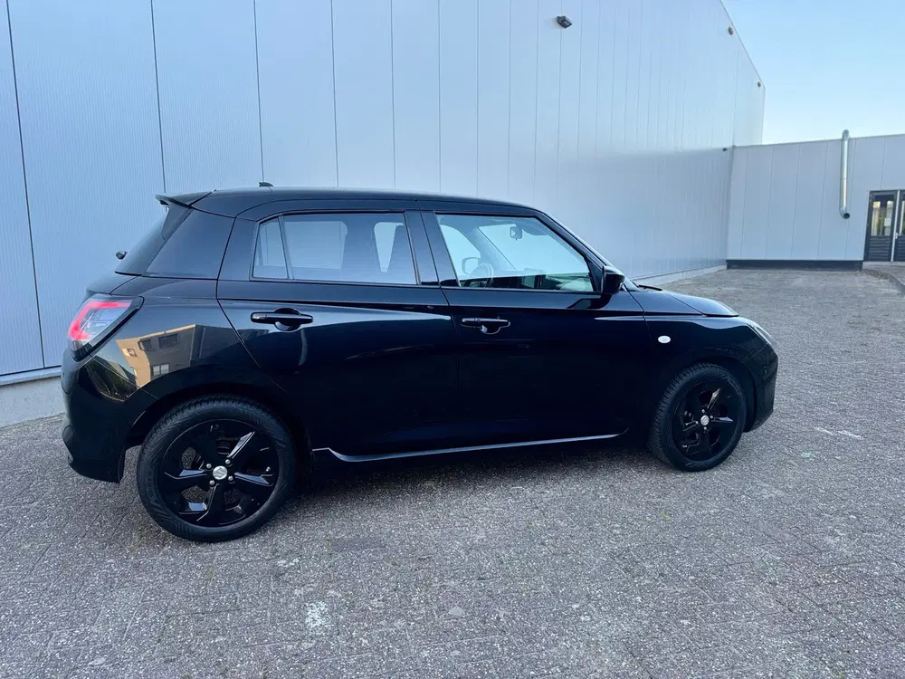 Suzuki Swift 1.2 Smart Hybrid 83pk 2025 Zwart uit 2025, foto 2