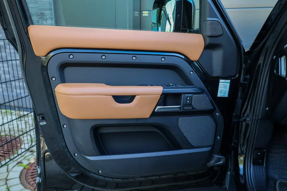 Land Rover Defender 2.0 P400e 110 X-Dynamic HSE uit 2022, foto 11