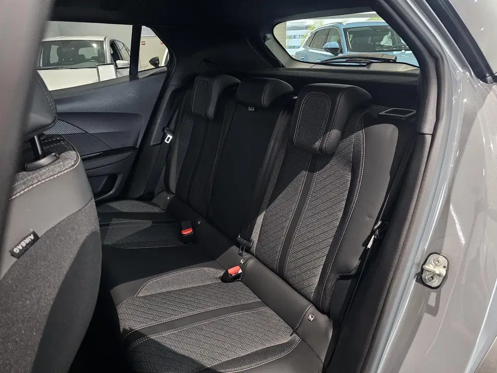 Peugeot 2008 1.2 Hybrid 145 Allure uit 2026, foto 9