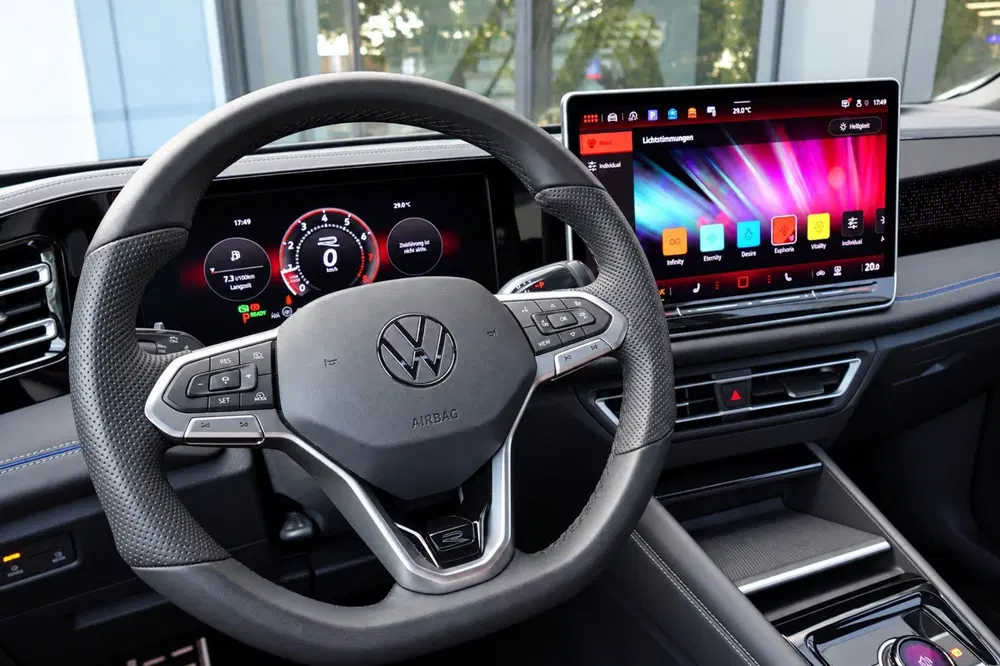 Volkswagen Tiguan 1.5 eTSI R-Line Business PANO KEYLESS H&K uit 2024, foto 4