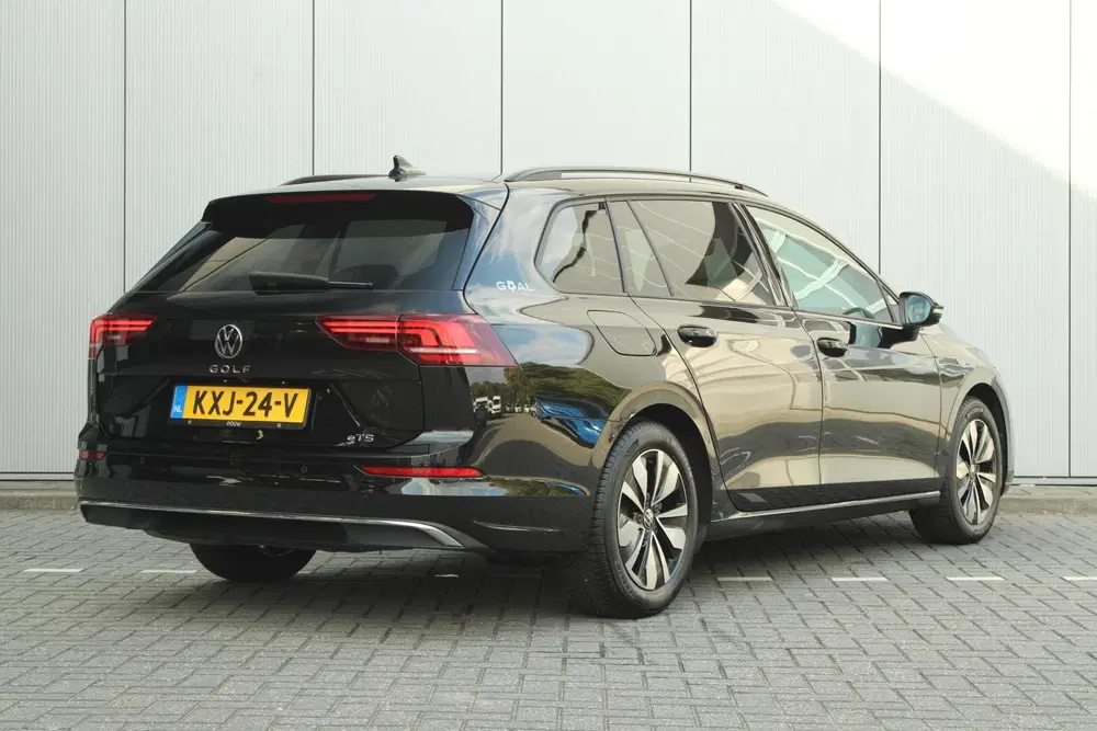 Volkswagen Golf 1.5 eTSI 150pk DSG Life 'Goal' uit 2025, foto 2