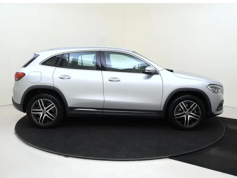 Mercedes-Benz GLA 250 e Luxury Line uit 2023, foto 10
