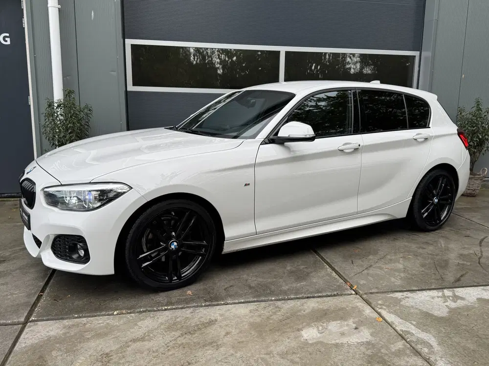 BMW 1-serie 118i 136pk Automaat Executive Sport line P uit 2019, foto 2