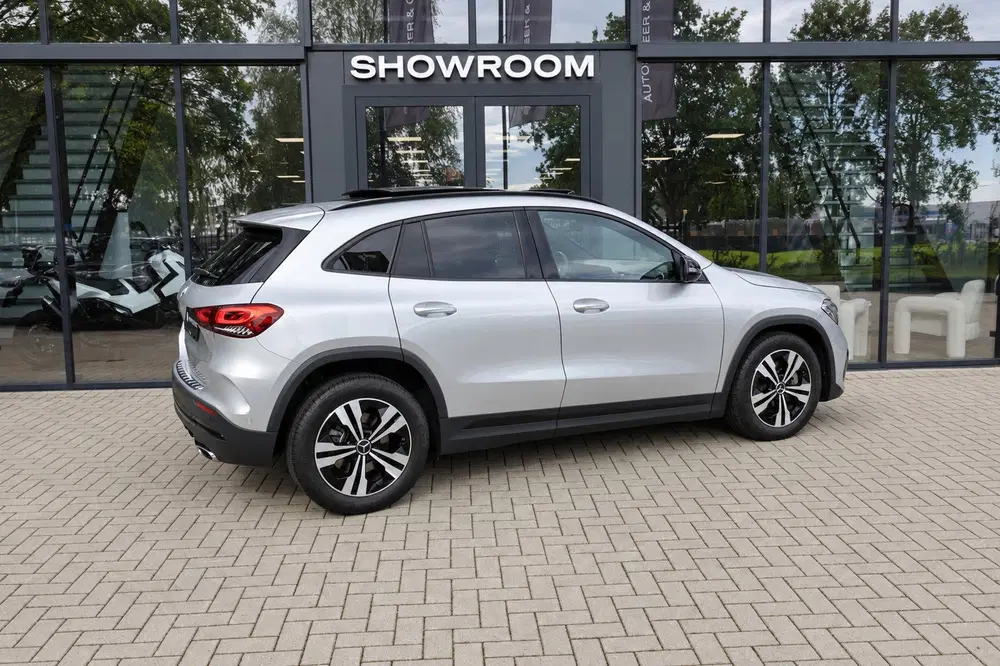 Mercedes-Benz GLA 220 d PANO KEYLESS SFEER uit 2023, foto 2