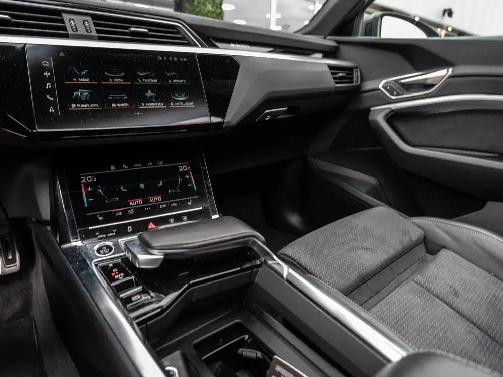 Audi Q8 e-tron 50 Quattro S Edition 95 kWh uit 2023, foto 2