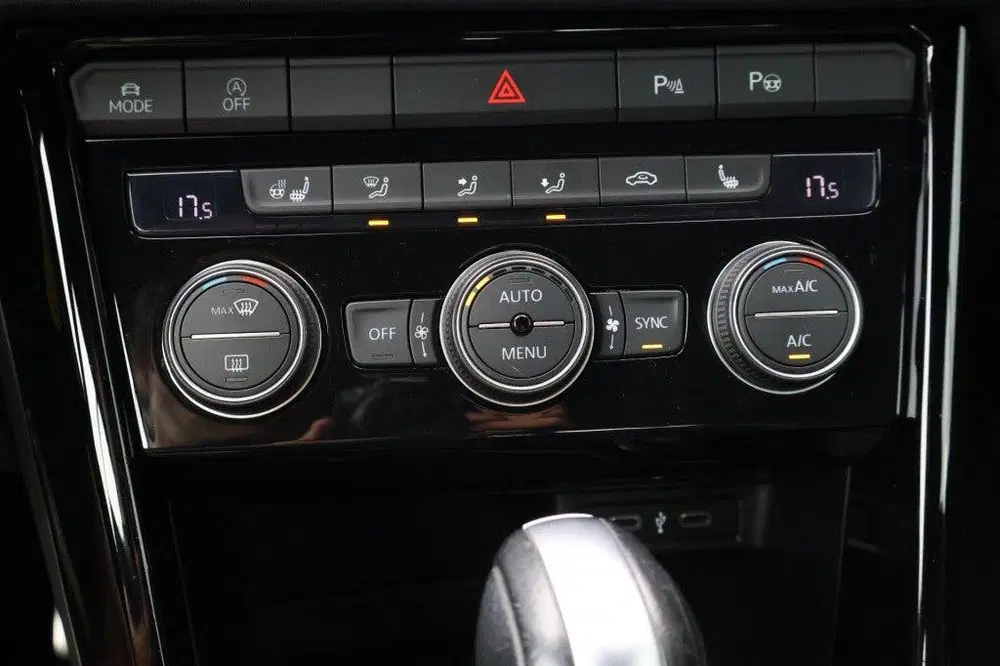 Volkswagen T-Roc 1.5 TSI R-LINE Automaat uit 2021, foto 4