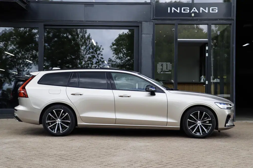 Volvo V60 T6 AWD Plus Dark Panoramadak HeadUp Displa uit 2025, foto 3
