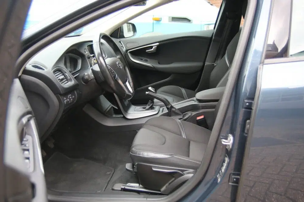 Volvo V40 2.0 T2 Momentum Navi uit 2020, foto 15